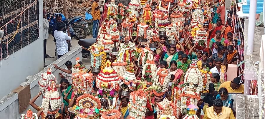 ಸಾದಲಿ ಗ್ರಾಮದ ವಿವಿಧ ಬೀದಿಗಳಲ್ಲಿ ದೀಪದ ಮೆರವಣಿಗೆ ನಡೆಯಿತು