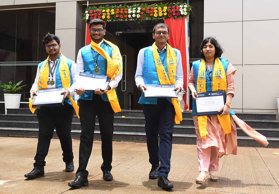 ಧಾರವಾಡದ ಐಐಐಟಿಯಲ್ಲಿ ಭಾನುವಾರ ಏರ್ಪಡಿಸಿದ್ದ ಘಟಿಕೋತ್ಸವದಲ್ಲಿ ಬಿ.ಟೆಕ್‌ ಕೋರ್ಸ್‌ನಲ್ಲಿ ಕುಪ್ಪ ವೆಂಕಟ ಕೃಷ್ಣ ಪಾಂಚಜನ್ಯ, ಅಭಿಷೇಕ್‌ ಸಿಂಗ್‌ ಕುಶ್ವಾಹ, ಸಂದ ನಿಹಾರ್‌ ಪುರುಷೋತ್ತಮ, ಕಶಾ ಸಿಂಗ್‌ ಅವರು ಚಿನ್ನದ ಪದಕ ಪಡೆದರು   –ಪ್ರಜಾವಾಣಿ ಚಿತ್ರ