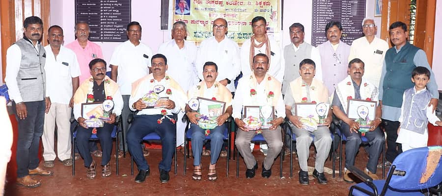 ಪಟ್ಟಣದ ನೌಕರರ ಭವನದಲ್ಲಿ ನಡೆದ ಕಾರ್ಯಕ್ರಮದಲ್ಲಿ ವಿದ್ಯಾಭೂಷಣ ಪ್ರಶಸ್ತಿ ವಿತರಣೆ ಮಾಡಲಾಯಿತು.-ಪ್ರಜಾವಾಣೆ ಚಿತ್ರ