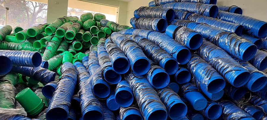 ಹಾವೇರಿ ನಗರದ ಹೈಟೆಕ್ ರಂಗಮಂದಿರದಲ್ಲಿ ದೂಳು ತಿನ್ನುತ್ತಿರುವ 32,350 ಡಸ್ಟ್ ಬಿನ್ಗಳು – ಪ್ರಜಾವಾಣಿ ಚಿತ್ರ