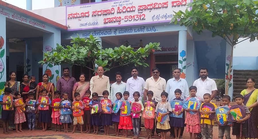 ಮೂಡಲಗಿ ತಾಲ್ಲೂಕಿನ ಖಾನಟ್ಟಿ ಸರ್ಕಾರಿ ಹಿರಿಯ ಪ್ರಾಥಮಿಕ ಶಾಲೆಯ ಮಕ್ಕಳಿಗೆ ಯುಥ ಪಾರ ಸೇವಾ ಸಂಸ್ಥೆಯವರು ಕಲಿಕಾ ಸಾಮಗ್ರಿಗಳನ್ನು ವಿತರಿಸಿದರು‌