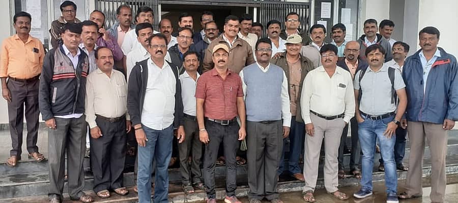 ಬಸವಾಪಟ್ಟಣ ಸಮೀಪದ ದಾಗಿನ ಕಟ್ಟೆಯ ಡಿಪ್ಲೊಮಾ ಕಾಲೇಜಿನಲ್ಲಿ ಮಂಗಳವಾರ ಏರ್ಪಡಿಸಿದ್ದ ಬಿಎಲ್ಒ ತರಬೇತಿ ಕಾರ್ಯಕ್ರಮವನ್ನು ಶಿಕ್ಷಕರು ಬಹಿಷ್ಕರಿಸಿ ಪ್ರತಿಭಟನೆ ನಡೆಸಿದರು