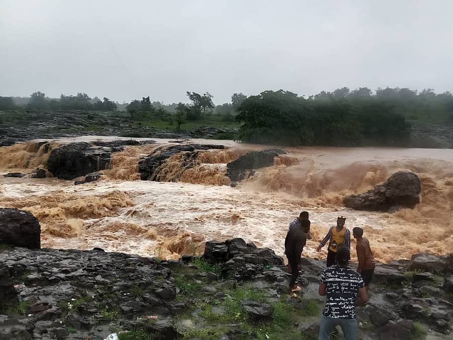 ಚಿಂಚೋಳಿ ತಾಲ್ಲೂಕಿನ ಎತ್ತಿಪೋತೆ ಜಲಪಾತದಲ್ಲಿ ಸುವರ್ಣ ಕನ್ಯೆ ಮೈದುಂಬಿಕೊAಡ ಹರಿದು ಹೊಗೇನಕಲ್ ಜಲಧಾರೆಯ ವೈಭವ ಸೃಷ್ಟಿಸಿರುವುದು