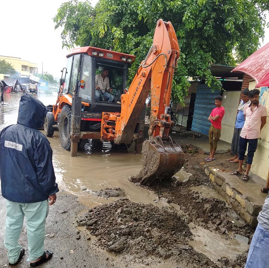 ಕಾಳಗಿ ಪಟ್ಟಣದಲ್ಲಿ ಮಳೆ ನೀರಿನಿಂದ ಜಲಾವೃತವಾಗಿದ್ದ ರಾಜ್ಯಹೆದ್ದಾರಿ-149 ಅನ್ನು ಗುರುವಾರ ಪಟ್ಟಣ ಪಂಚಾಯಿತಿ ಸಿಬ್ಬಂದಿ ತೆರವುಗೊಳಿಸಿದರು