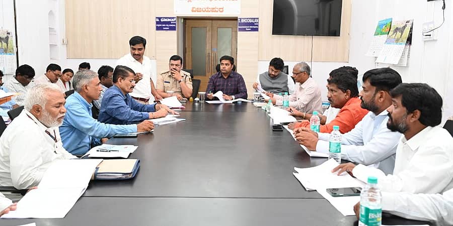 ವಿಜಯಪುರ ನಗರದ ಜಿಲ್ಲಾಧಿಕಾರಿಗಳ ಕಚೇರಿ ಸಭಾಂಗಣದಲ್ಲಿ ಬುಧವಾರ ಜಿಲ್ಲಾ ಮಟ್ಟದ ಜಾಗೃತಿ ಮತ್ತು ಉಸ್ತುವಾರಿ ಸಮಿತಿ ಸಭೆ ಜಿಲ್ಲಾಧಿಕಾರಿ ಅಧ್ಯಕ್ಷತೆಯಲ್ಲಿ ಟಿ.ಭೂಬಾಲನ್ ಜರುಗಿತು.