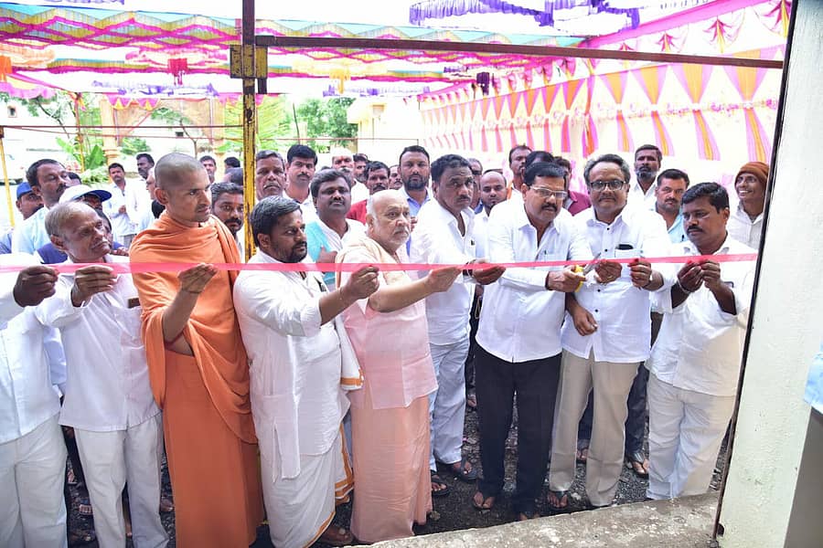 ವಿಜಯಪುರ ತಾಲ್ಲೂಕಿನ ಶಿವಣಗಿ ಗ್ರಾಮದ ವಿವಿಧೋದ್ದೇಶಗಳ ಪ್ರಾಥಮಿಕ ಗ್ರಾಮೀಣ ಕೃಷಿ ಸಹಕಾರ ಸಂಘದ ಬಹು ಉದ್ದೇಶ ಸೇವಾಕೇಂದ್ರವನ್ನು ಗಣ್ಯರು ಉದ್ಘಾಟಿಸಿದರು