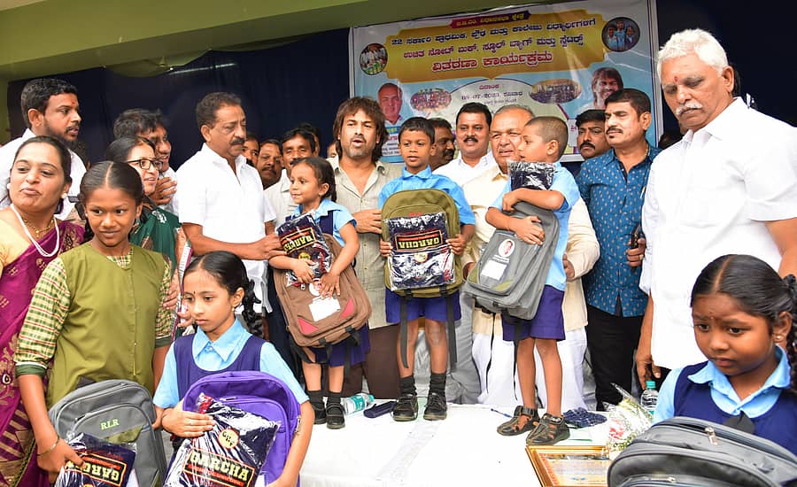 ಬಿಟಿಎಂ ವಿಧಾನಸಭಾ ಕ್ಷೇತ್ರದ 22 ಸರ್ಕಾರಿ ಪ್ರಾಥಮಿಕ, ಪ್ರೌಢಶಾಲೆ ಮತ್ತು ಕಾಲೇಜು ವಿದ್ಯಾರ್ಥಿಗಳಿಗೆ ಸಚಿವರಾದ ಎಸ್. ಮಧು ಬಂಗಾರಪ್ಪ, ರಾಮಲಿಂಗಾ ರೆಡ್ಡಿ ಉಚಿತ ನೋಟ್ ಬುಕ್, ಸ್ಕೂಲ್ ಬ್ಯಾಗ್ ಮತ್ತು ಸ್ವೆಟರ್ ವಿತರಿಸಿದರು.