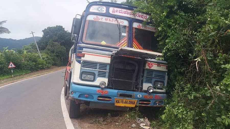 ಕೊಟ್ಟಿಗೆಹಾರದಿಂದ ಬಣಕಲ್ ಸಾಗುವ ಮಾರ್ಗ ಮಧ್ಯೆ ಅಣಿ ಅಂತರದಲ್ಲಿ ಮಂಗಳೂರಿನಿಂದ ಅಜ್ಜಂಪುರ ಸಾಗುತ್ತಿದ್ದ ಪೆಟ್ರೋಲ್ ಟ್ಯಾಂಕರ್ ನಿಯಂತ್ರಣ ತಪ್ಪಿ ಕಂದಕಕ್ಕೆ ವಾಲಿರುವುದು