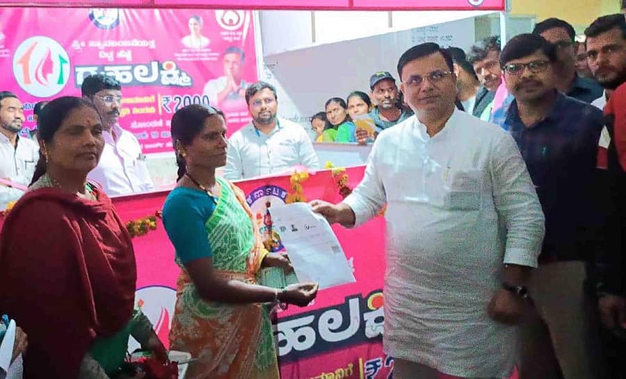 ಹಾನಗಲ್ ತಹಶೀಲ್ದಾರ್ ಕಚೇರಿಯಲ್ಲಿ ಶಾಸಕ ಶ್ರೀನಿವಾಸ ಮಾನೆ ಗೃಹಲಕ್ಷ್ಮೀ ಯೋಜನೆಯ ನೋಂದಣಿ ಕೌಂಟರ್ಗೆ ಚಾಲನೆ ನೀಡಿ ಫಲಾನುಭವಿಗಳಿಗೆ ಆದೇಶ ಪತ್ರ ವಿತರಿಸಿದರು.