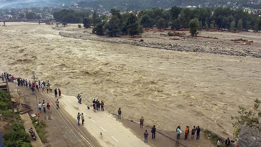 ಹಿಮಾಚಲ ಪ್ರದೇಶದ ಕುಲ್ಲುವಿನಲ್ಲಿ ಬಿಯಾಸ್‌ ನದಿ ಉಕ್ಕಿ ಹರಿಯುತ್ತಿದೆ –ಪಿಟಿಐ ಚಿತ್ರ
