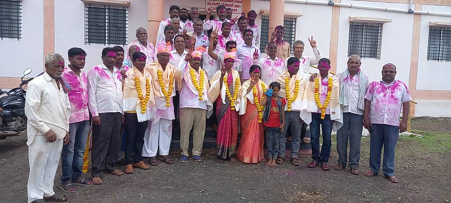 ಸುಟ್ಟಟ್ಟಿ ಪಿಕೆಪಿಎಸ್ನ ಅಧ್ಯಕ್ಷೆಯಾಗಿ ಲಕ್ಷ್ಮಿ ನಾಯಿಕ ಮತ್ತು ಉಪಾಧ್ಯಕ್ಷೆಯಾಗಿ ಶಿವಾನಂದ ಹೆಗಡೆ ಅವಿರೋಧವಾಗಿ ಆಯ್ಕೆಯಾದ ಹಿನ್ನೆಲೆಯಲ್ಲಿ ಅವರ ಬೆಂಬಲಿಗರು ವಿಜಯೋತ್ಸವ ಆಚರಿಸಿದರು