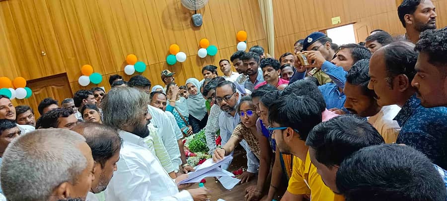 ಭಾಲ್ಕಿಯ ಪುರಭವನದಲ್ಲಿ ಜಿಲ್ಲಾ ಉಸ್ತುವಾರಿ ಸಚಿವ ಈಶ್ವರ ಖಂಡ್ರೆ ಅವರ ಬಳಿ ವಿವಿಧ ಸಮಸ್ಯೆ ಹೇಳಿಕೊಂಡ ನಾಗರಿಕರು