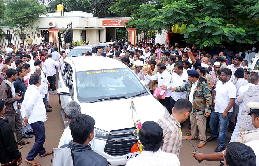 ಜಿಲ್ಲಾ ಉಸ್ತುವಾರಿ ಸಚಿವ ಈಶ್ವರ ಬಿ. ಖಂಡ್ರೆ ಅವರ ನೂತನ ಕಚೇರಿ ಉದ್ಘಾಟನಾ ಸಮಾರಂಭ ಆಯೋಜಿಸಿದ್ದ ಬೀದರ್ನ ಪ್ರವಾಸಿ ಮಂದಿರದಲ್ಲಿ ಸಚಿವರನ್ನು ಭೇಟಿಯಾಗಲು ಅಪಾರ ಜನ ಮಂಗಳವಾರ ಸೇರಿದ್ದರು