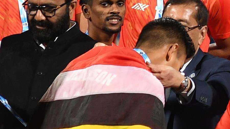 ಮಣಿಪುರಿ ಬಾವುಟದೊಂದಿಗೆ ಜೀಕ್ಸನ್ ಸಿಂಗ್ ಪದಕ ಪಡೆಯುತ್ತಿರುವುದು