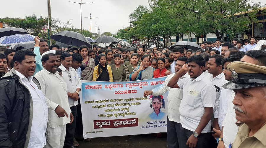 ಆಳಂದ ತಾಲ್ಲೂಕಿನ ಮಾದನ ಹಿಪ್ಪರಗಿ ಗ್ರಾಮದಲ್ಲಿ ಅಪ್ರಾಪ್ತ ಬಾಲಕಿ ಮೇಲಿನ ಅತ್ಯಾಚಾರ, ಕೊಲೆ ಖಂಡಿಸಿ ರಸ್ತೆ ತಡೆದು ಪ್ರತಿಭಟನೆ ಕೈಗೊಳ್ಳಲಾಯಿತು.