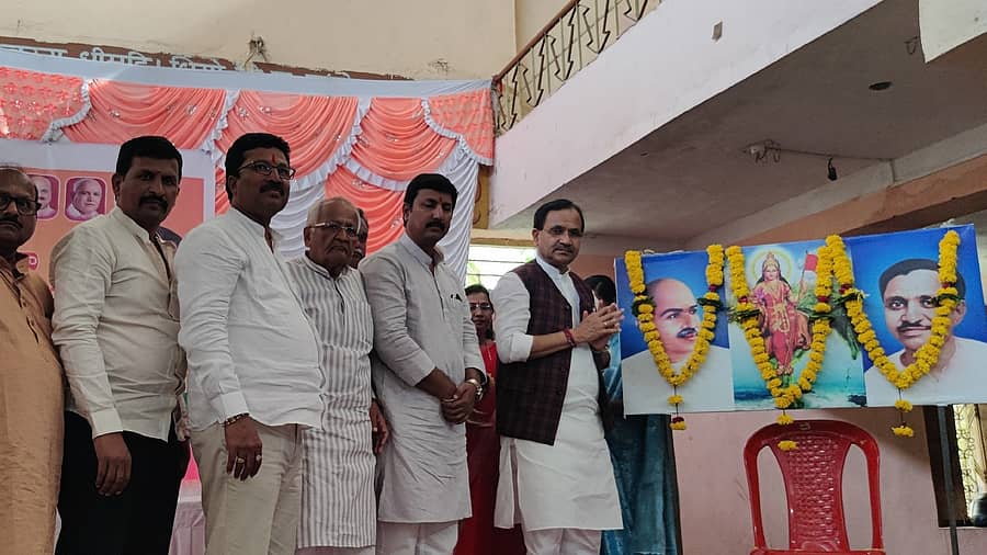 ಆಳಂದ ಪಟ್ಟಣದಲ್ಲಿ ಹಮ್ಮಿಕೊಂಡ ಬಿಜೆಪಿ ಕಾರ್ಯಕಾರಣಿ ಸಭೆಯಲ್ಲಿ ಕೇಂದ್ರ ಸಚಿವ ಭಗವಂತ ಖೂಬಾ, ಶಿವರಾಜ ಪಾಟೀಲ, ಹರ್ಷಾನಂದ ಗುತ್ತೇದಾರ ಇದ್ದರು