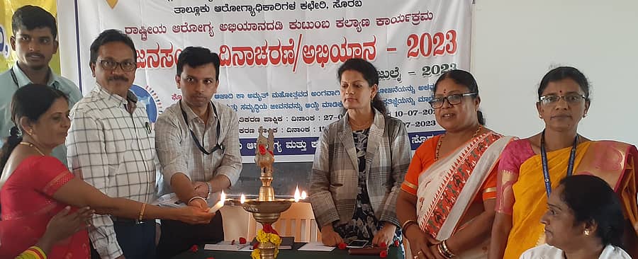 ಸೊರಬದ ಸರ್ಕಾರಿ ಪ್ರಥಮ ದರ್ಜೆ ಕಾಲೇಜಿನಲ್ಲಿ ತಾಲ್ಲೂಕು ಆರೋಗ್ಯಾಧಿಕಾರಿಗಳ ಕಚೇರಿ ಹಾಗೂ ವಿವಿಧ ಇಲಾಖೆಗಳ ಸಹಯೋಗದಲ್ಲಿ ಹಮ್ಮಿಕೊಂಡಿದ್ದ ವಿಶ್ವ ಜನಸಂಖ್ಯಾ ದಿನಾಚರಣೆ ಕಾರ್ಯಕ್ರಮವನ್ನು ತಾಲ್ಲೂಕು ಪಂಚಾಯಿತಿ ಪ್ರಭಾರ ಇಒ ಡಾ.ಎನ್.ಆರ್. ಪ್ರದೀಪಕುಮಾರ್ ಉದ್ಘಾಟಿಸಿರು