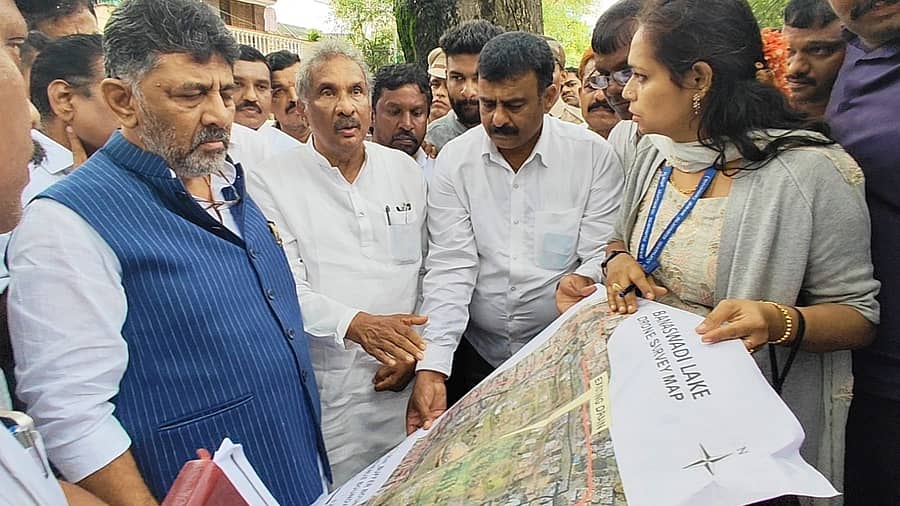 ಬಾಣಸವಾಡಿ ಕೆರೆಯಲ್ಲಿ ಉದ್ಯಾನ ನಿರ್ಮಿಸುವ ಯೋಜನೆಯನ್ನು ಉಪ ಮುಖ್ಯಮಂತ್ರಿ ಡಿ.ಕೆ. ಶಿವಕುಮಾರ್ ಅವರಿಗೆ ಬಿಬಿಎಂಪಿ ಅಧಿಕಾರಿಗಳು ವಿವರಿಸಿದರು. ಸಚಿವ ಕೆ.ಜೆ. ಜಾರ್ಜ್ ಇದ್ದರು