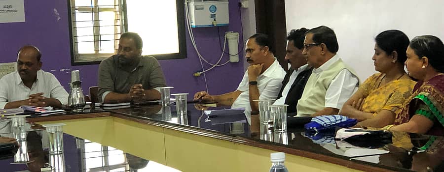 ತಹಶೀಲ್ದಾರ್ ಬಸವರಾಜ ಬೆಣ್ಣಿಶಿರೂರ ನೇತೃತ್ವದಲ್ಲಿ ಅಳ್ನಾವರ ಪಟ್ಟಣ ಪಂಚಾಯ್ತಿ ಸಭಾಭವನದಲ್ಲಿ ಸಭೆ ನಡೆಯಿತು