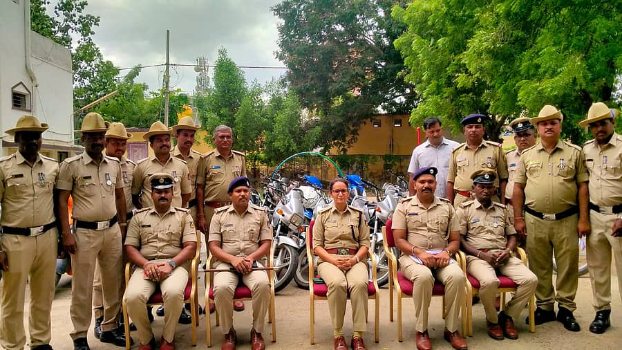 ವಾಡಿ ಪೊಲೀಸ್ ಠಾಣೆಯಲ್ಲಿ ಕಳ್ಳತನ ಮಾಡಿರುವ ದ್ವಿಚಕ್ರ ವಾಹನಗಳನ್ನು ಜಪ್ತಿ ಮಾಡಲಾಯಿತು. ಈ ವೇಳೆ ಪೊಲೀಸ್ ವರಿಷ್ಠಾಧಿಕಾರಿ ಇಶಾಪಂತ್, ಸಿಪಿಐ ಪ್ರಕಾಶ್ ಯಾತನೂರು ಇದ್ದರು