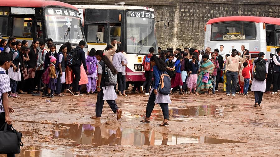 ಚಿಕ್ಕಮಗಳೂರಿನ ಕೆಎಸ್ಆರ್ಟಿಸಿ ಗ್ರಾಮೀಣ ಬಸ್ ನಿಲ್ದಾಣ ಕೆಸರು ಗದ್ದೆಯಾಗಿರುವುದು –ಪ್ರಜಾವಾಣಿ ಚಿತ್ರ/ಮೂರ್ತಿ ಎ.ಎನ್.
