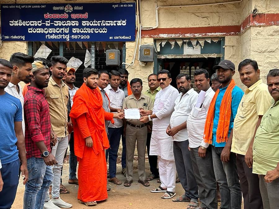 ಬಾದಾಮಿಯಲ್ಲಿ ಗೋಹತ್ಯೆ ಮಾಡಿದವರ ಮೇಲೆ ಕಠಿಣ ಶಿಕ್ಷೆಯಾಗಬೇಕೆಂದು ಆಗ್ರಹಿಸಿ ಪಟ್ಟಣದಲ್ಲಿ ಶ್ರೀರಾಮಸೇನೆ ಕಾರ್ಯಕರ್ತರು ತಹಶೀಲ್ದಾರ ಕಚೇರಿಯಲ್ಲಿ ಮನವಿ ಸಲ್ಲಿಸಿದರು.