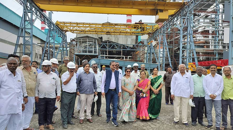 ನಿಪ್ಪಾಣಿಯ ಶ್ರೀ ಹಾಲಸಿದ್ಧನಾಥ ಸಹಕಾರಿ ಸಕ್ಕರೆ ಕಾರ್ಖಾನೆಯ ಪ್ರಗತಿ ಕಾರ್ಯವನ್ನು ಸಂಸದ ಅಣ್ಣಾಸಾಹೇಬ ಜೊಲ್ಲೆ, ಶಾಸಕಿ ಶಶಿಕಲಾ ಜೊಲ್ಲೆ, ಕಾರ್ಯಾಧ್ಯಕ್ಷ ಚಂದ್ರಕಾಂತ ಕೋಠಿವಾಲೆ ಪರಿಶೀಲನೆ ನಡೆಸಿದರು. ಮಲಗೊಂಡಾ ಪಾಟೀಲ, ಶಿವ ಕುಲಕರ್ಣಿ, ಜ್ಯೋತಿಪ್ರಸಾದ ಜೊಲ್ಲೆ, ಮತ್ತಿತರರು ಇದ್ದಾರೆ