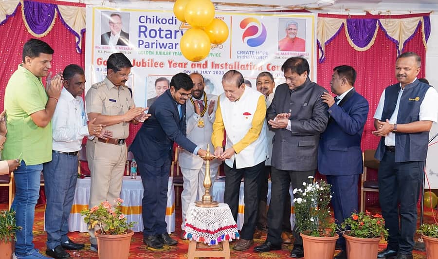 ಚಿಕ್ಕೋಡಿಯಲ್ಲಿ ನಡೆದ ರೋಟರಿ ಕ್ಲಬ್ ಅಧ್ಯಕ್ಷ ಹಾಗೂ ಪದಾಧಿಕಾರಿಗಳ ಪದಗ್ರಹಣ ಸಮಾರಂಭದಲ್ಲಿ ಉಪವಿಭಾಗಾಧಿಕಾರಿ ಮಾಧವ ಗಿತ್ತೆ ದೀಪ ಬೆಳಗಿಸಿದರು