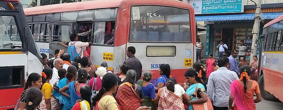 ಯಳಂದೂರು ಪಟ್ಟಣದಿಂದ ದೇವಾಲಯಗಳತ್ತ ಸಂಚರಿಸುವ ಬಸ್ ಏರಲು ಶನಿವಾರ ಹೆಚ್ಚಿನ ಪ್ರಯಾಣಿಕರು ಮುಗಿಬಿದ್ದರು.