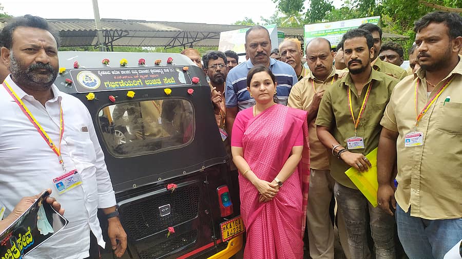 ಚಿತ್ರದುರ್ಗದ ಜಿಲ್ಲಾಧಿಕಾರಿ ಕಚೇರಿ ಆವರಣದಲ್ಲಿ ಬುಧವಾರ ಗರ್ಭಿಣಿಯರಿಗೆ ಆಟೊ ಉಚಿತ ಪ್ರಯಾಣ ಸೇವೆಗೆ ಜಿಲ್ಲಾಧಿಕಾರಿ ದಿವ್ಯಪ್ರಭು ಜೆ.ಆರ್‌.ಜೆ ಚಾಲನೆ ನೀಡಿದರು 