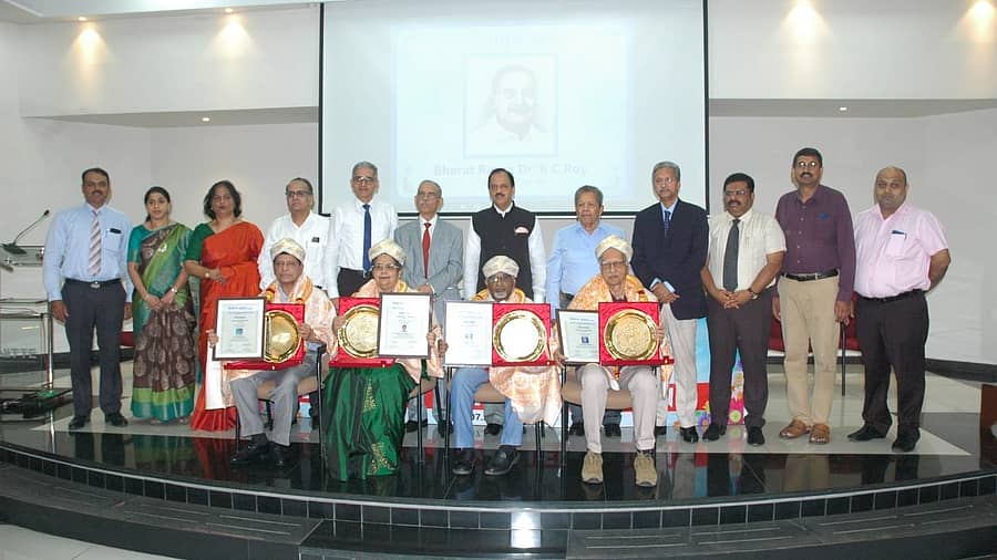 ನಿಟ್ಟೆ ವಿ.ವಿಯಲ್ಲಿ ವೈದ್ಯರ ದಿನಾಚರಣೆ ಪ್ರಯುಕ್ತ ಹಿರಿಯ ವೈದ್ಯರನ್ನು ಸನ್ಮಾನಿಸಲಾಯಿತು.