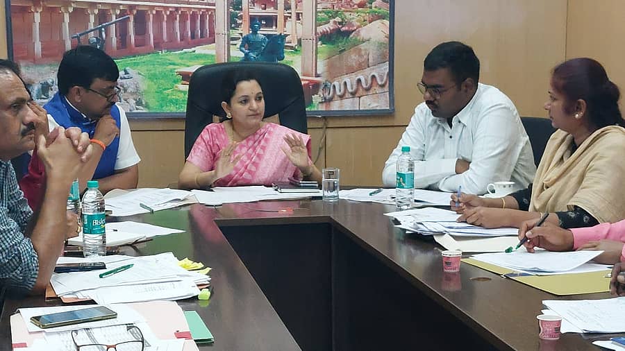 ಚಿತ್ರದುರ್ಗದ ಜಿಲ್ಲಾಧಿಕಾರಿ ಕಚೇರಿಯಲ್ಲಿ ಸೋಮವಾರ ಜಿಲ್ಲಾ ಮಟ್ಟದ ಅಧಿಕಾರಿಗಳು ಹಾಗೂ ವಿಡಿಯೋ ಕಾನ್ಫರೆನ್ಸ್ ಮೂಲಕ ಸಂಬಂಧಪಟ್ಟ ಇಲಾಖೆಗಳ ಸಭೆಯಲ್ಲಿ ಜಿಲ್ಲಾಧಿಕಾರಿ ದಿವ್ಯಪ್ರಭು ಜಿ.ಆರ್.ಜೆ ಮಾತನಾಡಿದರು.