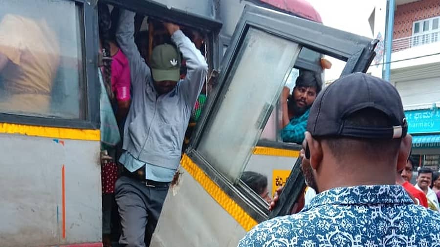 ಯಳಂದೂರು ಪಟ್ಟಣದಲ್ಲಿ ಶನಿವಾರ ಹೆಚ್ಚಾದ ಜನದಟ್ಟಣೆಗೆ ಸಿಲುಕಿದ ಬಸ್ನ ಬಾಗಿಲು ಕಿತ್ತು ಬಂದಿತು.