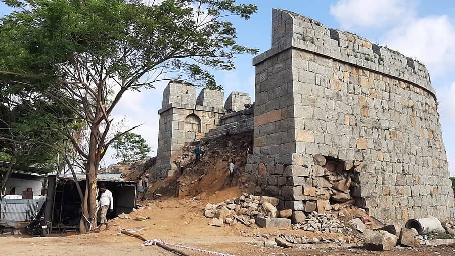 ರಾಯಚೂರಿನಲ್ಲಿರುವ 12ನೇ ಶತಮಾನದಲ್ಲಿ ರಾಣಿ ರುದ್ರಮ್ಮ ಕಾಲಾವಧಿಯಲ್ಲಿ ನಿರ್ಮಾಣಗೊಂಡ ಕೋಟೆ ಭುರ್ಜ