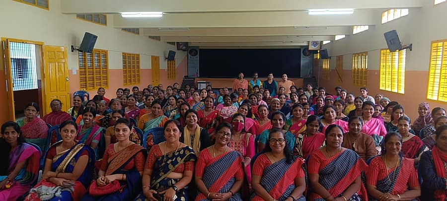 ಅಣಬೆ ಉತ್ಪಾದನಾ ತರಬೇತಿ ಮತ್ತು ಚಿಕ್ಕ ಒಕ್ಕೂಟದ ಮಾಹಿತಿ ಪಡೆಯುತ್ತಿರುವ ಮಹಿಳೆಯರು