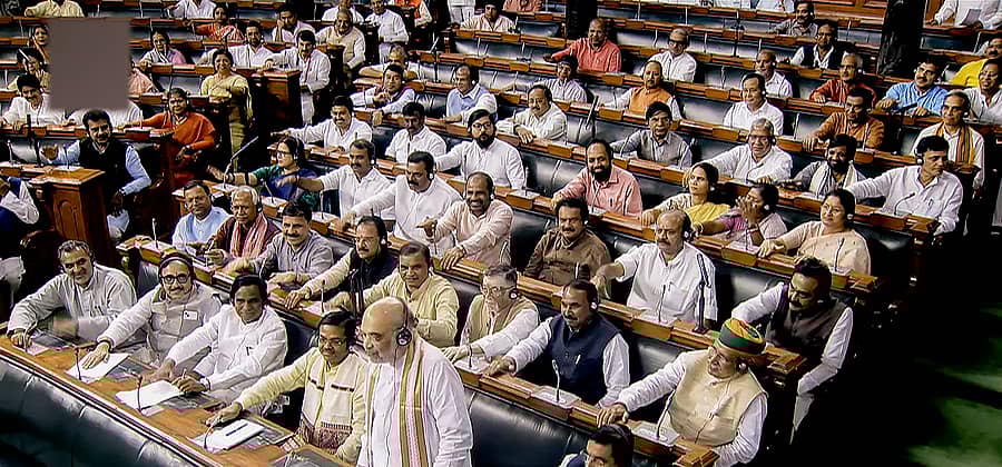 ಲೋಕಸಭೆಯ ಕಲಾಪದಲ್ಲಿ ಮಂಗಳವಾರ ವಿಪಕ್ಷಗಳ ಸದಸ್ಯರ ಪ್ರತಿಭಟನೆ ನಡುವೆಯೇ ಕೇಂದ್ರ ಗೃಹ ಸಚಿವ ಅಮಿತ್‌ ಶಾ ಮಾತನಾಡಿದರು –ಪಿಟಿಐ ಚಿತ್ರ