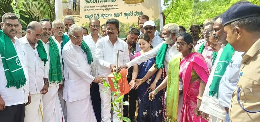 ಚಳ್ಳಕೆರೆ ತಾಲ್ಲೂಕಿನ ಕಾಲುವೆಹಳ್ಳಿ ಗ್ರಾಮದಲ್ಲಿ ನಡೆದ ಸಂವಾದ ಕಾರ್ಯಕ್ರಮವನ್ನು ಶಾಸಕ ಟಿ. ರಘುಮೂರ್ತಿ ಉದ್ಘಾಟಿಸಿದರು