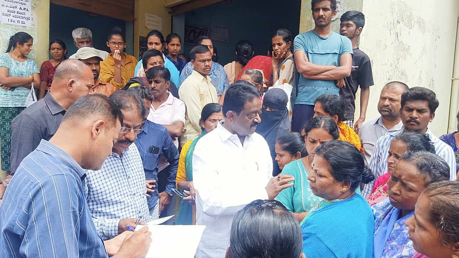 ಶಾಸಕ ಎಸ್. ಮುನಿರಾಜು ಅವರು ಮಲ್ಲಸಂದ್ರದ ಕೆ.ಎನ್. ಸೋಮೇಶ್ವರ ಮಾಲೀಕತ್ವದ ನ್ಯಾಯಬೆಲೆ ಅಂಗಡಿ ಪರಿಶೀಲಿಸಿ, ಸಾರ್ವಜನಿಕರ ಅಹವಾಲು ಆಲಿಸಿದರು