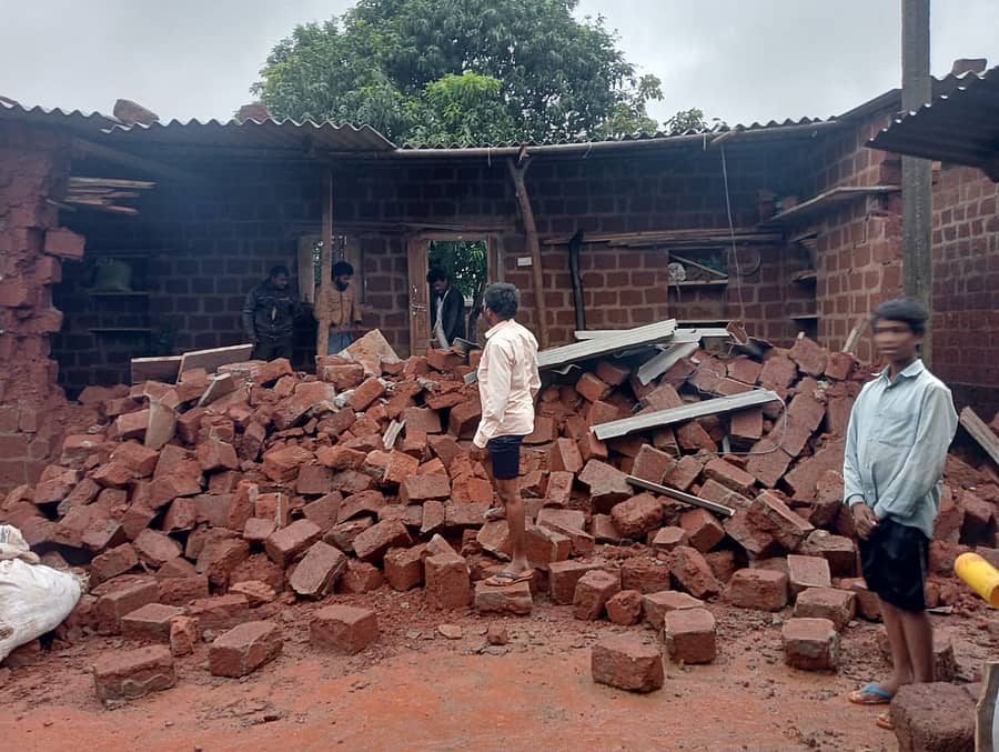 ಚಿಂಚೋಳಿ ತಾಲ್ಲೂಕಿನ ಶಾದಿಪುರದಲ್ಲಿ ಮಳೆಯಿಂದ ಮನೆಯ ಗೋಡೆ ಕುಸಿದು ಬಿದ್ದಿರುವುದು