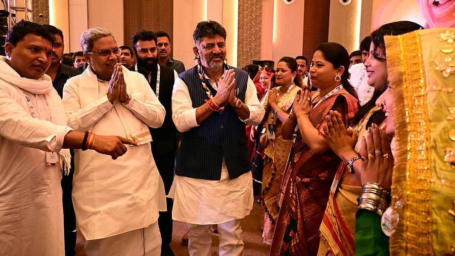 ಭಾರತೀಯ ಯುವ ಕಾಂಗ್ರೆಸ್ಸಿನ ರಾಷ್ಟ್ರೀಯ ಸಮಾವೇಶದಲ್ಲಿ ಭಾಗವಹಿಸಲು ಬಂದಿದ್ದ ಮಹಿಳಾ ಪ್ರತಿನಿಧಿಗಳನ್ನು ಮುಖ್ಯಮಂತ್ರಿ ಸಿದ್ದರಾಮಯ್ಯ ಮತ್ತು ಉಪ ಮುಖ್ಯಮಂತ್ರಿ ಡಿ.ಕೆ. ಶಿವಕುಮಾರ್ ಅವರಿಗೆ ಯುವ ಕಾಂಗ್ರೆಸ್ ರಾಷ್ಟ್ರೀಯ ಅಧ್ಯಕ್ಷ ಬಿ.ವಿ. ಶ್ರೀನಿವಾಸ್ ಪರಿಚಯಿಸಿದರು ಪ್ರ