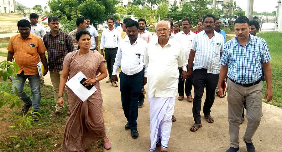 ಮೊಳಕಾಲ್ಮುರು ತಾಲ್ಲೂಕಿನ ದೇವಸಮುದ್ರ ಇಂದಿರಾಗಾಂಧಿ ವಸತಿ ಶಾಲೆಗೆ ಶುಕ್ರವಾರ ಶಾಸಕ ಎನ್.ವೈ. ಗೋಪಾಲಕೃಷ್ಣ ಭೇಟಿ ನೀಡಿ ಪರಿಶೀಲಿಸಿದರು 