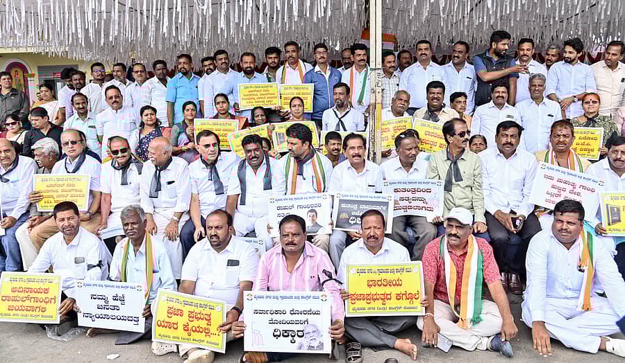 ಕೇಂದ್ರ ಸರ್ಕಾರವು ರಾಹುಲ್‌ ಗಾಂಧಿ ವಿರುದ್ಧ ಸಂಚು ರೂಪಿಸಿರುವುದನ್ನು ವಿರೋಧಿಸಿ ನಗರ ಹಾಗೂ ಗ್ರಾಮಾಂತರ ಜಿಲ್ಲಾ ಕಾಂಗ್ರೆಸ್ ಸಮಿತಿಯಿಂದ ಇಲ್ಲಿನ ಗಾಂಧಿ ವೃತ್ತದಲ್ಲಿ ಬುಧವಾರ ಮೌನ ಪ್ರತಿಭಟನೆ ನಡೆಸಲಾಯಿತು – ಪ್ರಜಾವಾಣಿ ಚಿತ್ರ