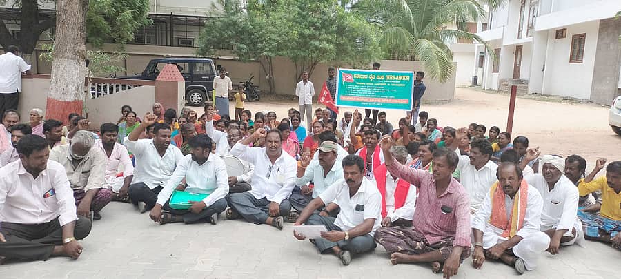 ಸಿಂಧನೂರಿನ ಕರ್ನಾಟಕ ರೈತ ಸಂಘದಿಂದ ಭೂಮಿ ಮಂಜೂರಾತಿ ಮಾಡಬೇಕು ಎಂದು ಒತ್ತಾಯಿಸಿ ಬುಧವಾರ ಶಾಸಕ ಹಂಪನಗೌಡ ಬಾದರ್ಲಿ ನಿವಾಸದ ಎದುರು ಧರಣಿ ನಡೆಸಲಾಯಿತು