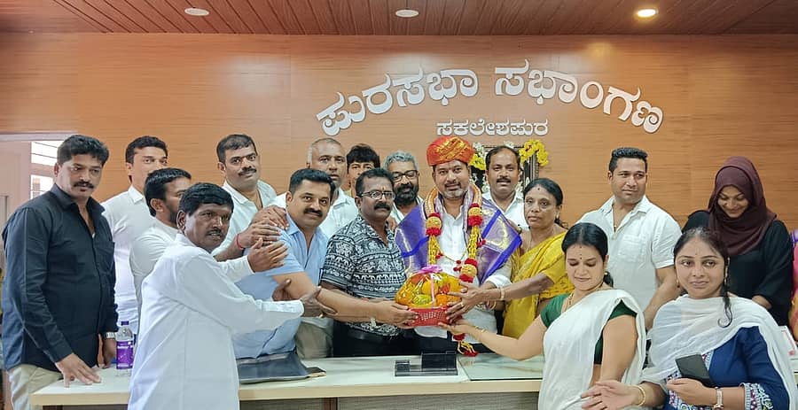 ಸಕಲೇಶಪುರದ ಪುರಸಭೆಗೆ ಗುರುವಾರ ಭೇಟಿ ನೀಡಿದ ಶಾಸಕ ಸಿಮೆಂಟ್‌ ಮಂಜು ಅವರನ್ನು ಪುರಸಭಾ ಸದಸ್ಯರು, ಅಧಿಕಾರಿಗಳು ಸನ್ಮಾನಿಸಿದರು