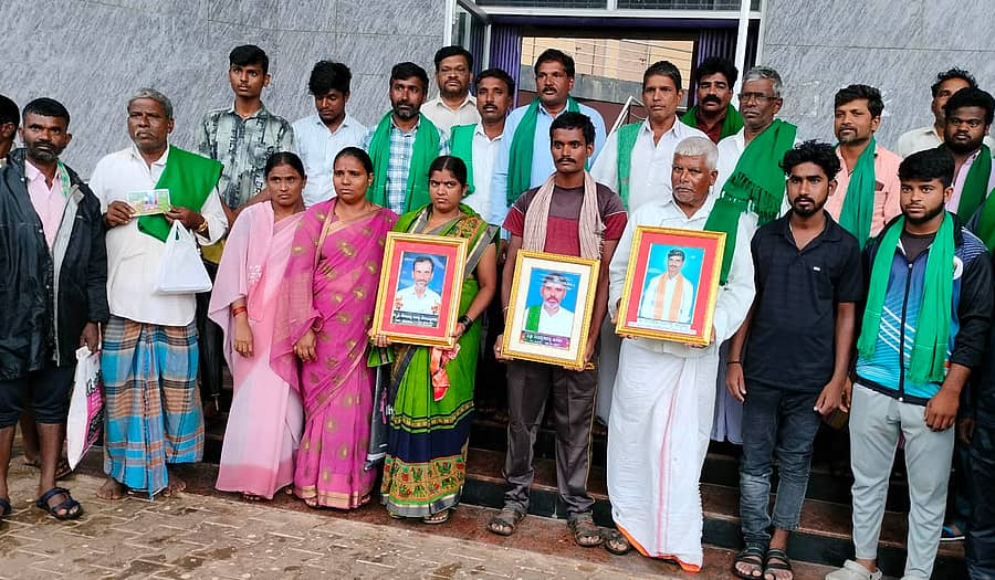 ಹಾನಗಲ್ನಲ್ಲಿ ಬುಧವಾರ ರೈತ ಸಂಘದ ಪ್ರತಿಭಟನೆಯಲ್ಲಿ ಆತ್ಮಹತ್ಯೆಗೆ ಶರಣಾದ ರೈತ ಕುಟುಂಬದವರ ಭಾಗವಹಿಸಿದ್ದರು.