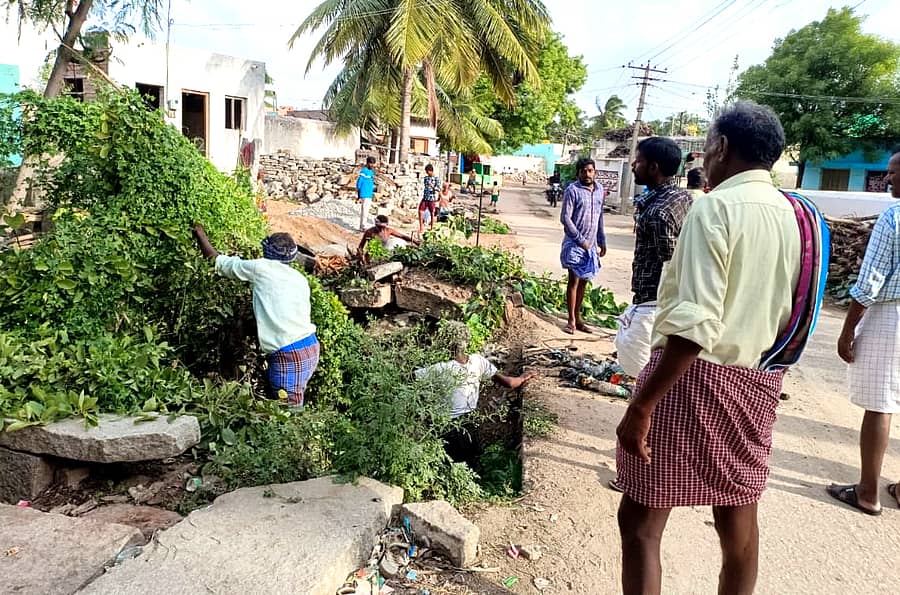 ಮೊಳಕಾಲ್ಮುರು ತಾಲ್ಲೂಕಿನ ನಾಗಸಮುದ್ರದಲ್ಲಿ ಶುಕ್ರವಾರ ಚರಂಡಿಗಳ ಸ್ವಚ್ಛತೆ ಮಾಡಿಸಲಾಯಿತು