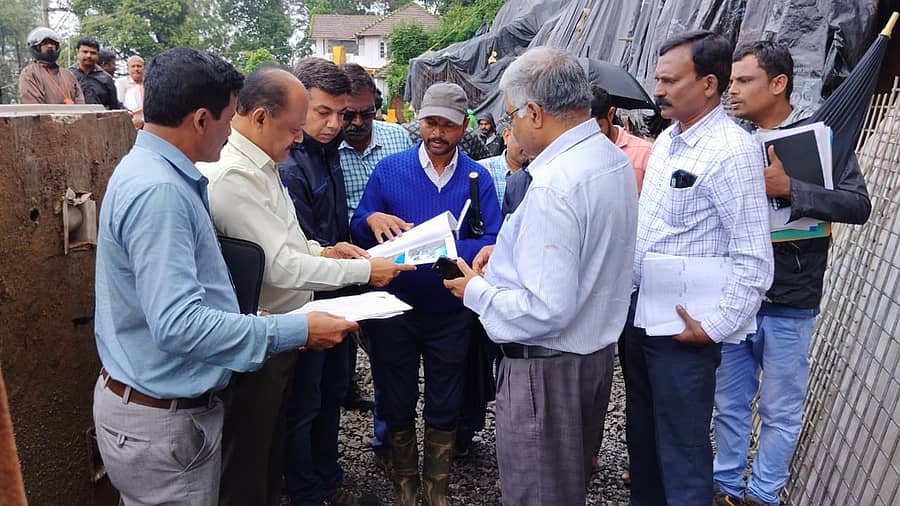 ಮಡಿಕೇರಿಯಲ್ಲಿ ಕೊಡಗು ಜಿಲ್ಲಾಧಿಕಾರಿ ಕಚೇರಿ ತಡೆಗೋಡೆಯ ಕಾಮಗಾರಿಯನ್ನು ಲೋಕಾಯುಕ್ತದ ತಾಂತ್ರಿಕ ತಂಡ ಮಂಗಳವಾರ ಪರಿಶೀಲನೆ ನಡೆಸಿತು