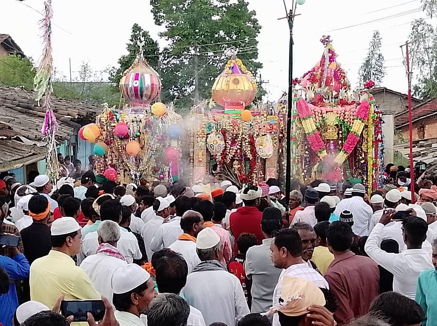ಚನ್ನಮ್ಮನ ಕಿತ್ತೂರು ತಾಲ್ಲೂಕಿನ ಹುಣಶಿಕಟ್ಟಿಯಲ್ಲಿ ಶನಿವಾರ ಮೊಹರಂ ಅಂಗವಾಗಿ ಡೋಲಿಗಳ ಮೆರವಣಿಗೆ ನಡೆಯಿತು