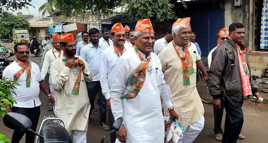  ತೇರದಾಳ ಪಟ್ಟಣದಲ್ಲಿ ಶಾಸಕ ಸಿದ್ದು ಸವದಿ ಅವರು ಕಾರ್ಯಕರ್ತರೊಂದಿಗೆ ಮನೆಮನೆಗೆ ಬಿಜೆಪಿ ಸಾಧನೆಗಳ ಕೈಪಿಡಿ ವಿತರಿಸಿದರು