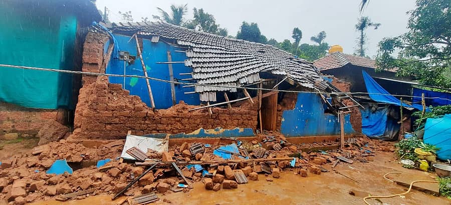 ಮೂಡಿಗೆರೆ ತಾಲ್ಲೂಕಿನ ಬೆಟ್ಟಗೆರೆ ಗ್ರಾಮದ ಸುರೇಶ್ ಎಂಬವರ ಮನೆ ಕುಸಿದಿದೆ